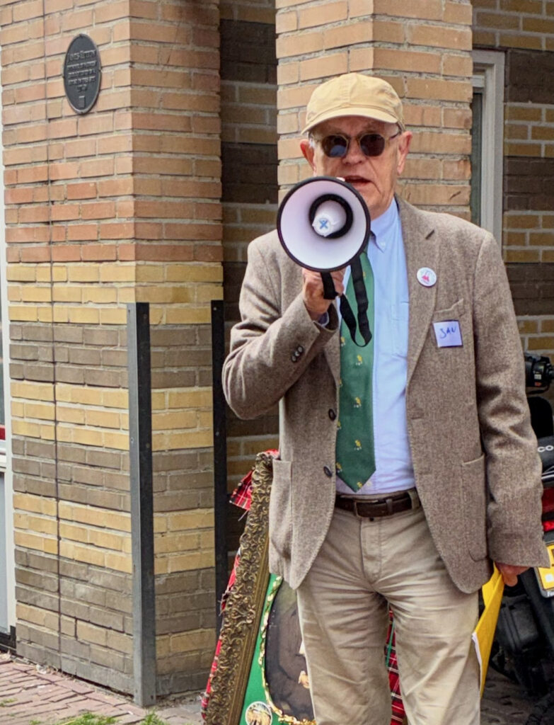 Jan de Coo spreekt publiek toe